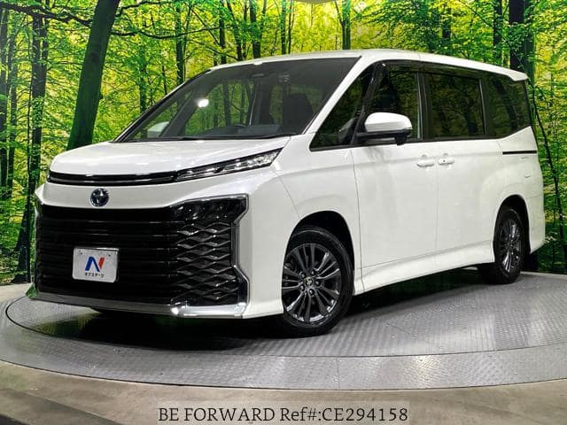 2023 Toyota Voxy, 32 310 km, dovoz Japonsko — foto 1