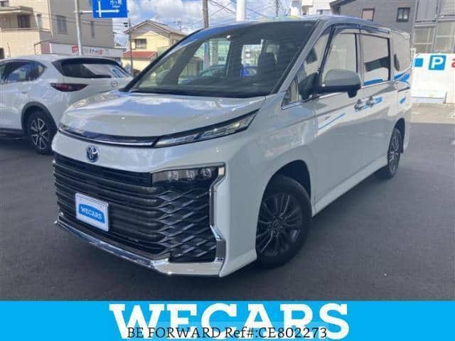 2024 Toyota Voxy, 12 500 km, dovoz Japonsko — foto 1