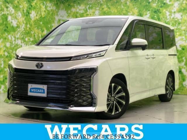 2023 Toyota Voxy, 39 700 km, dovoz Japonsko — foto 1