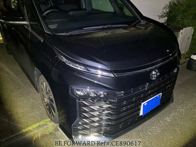 2024 Toyota Voxy, 17 308 km, dovoz Japonsko — foto 1