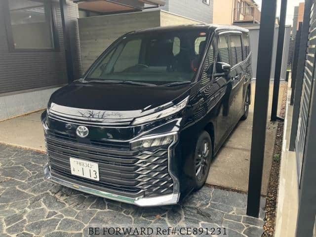 2023 Toyota Voxy, 25 006 km, dovoz Japonsko — foto 1