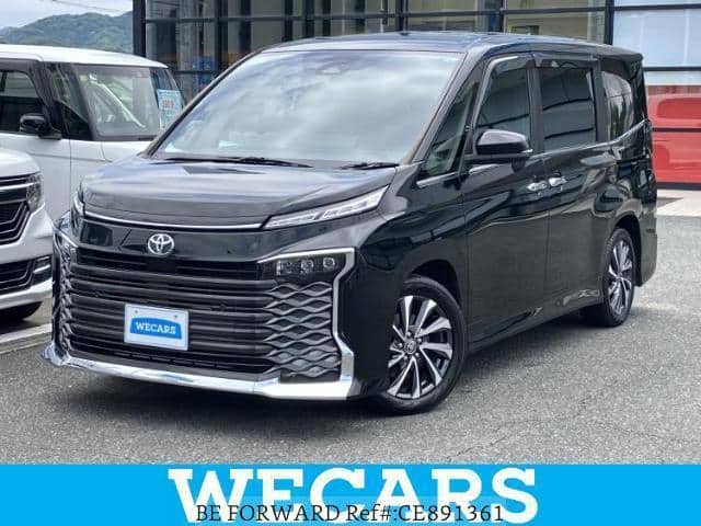 2023 Toyota Voxy, 29 350 km, dovoz Japonsko — foto 1