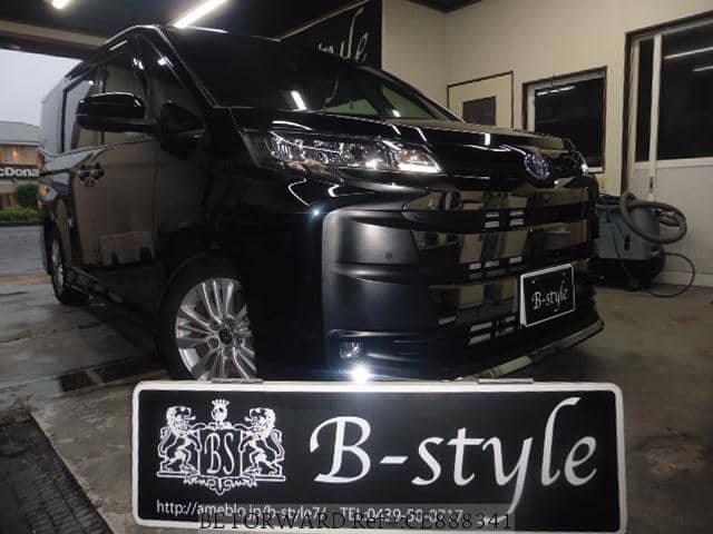 2023 Toyota Noah, 32 560 km, dovoz Japonsko — foto 1