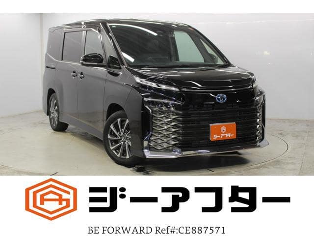 2023 Toyota Voxy, 23 048 km, dovoz Japonsko — foto 1