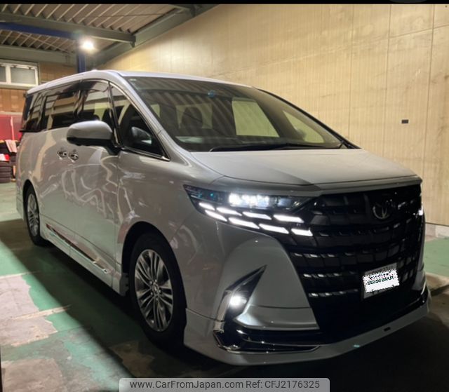 2025 Toyota Alphard, 6 000 km, dovoz Japonsko — foto 1