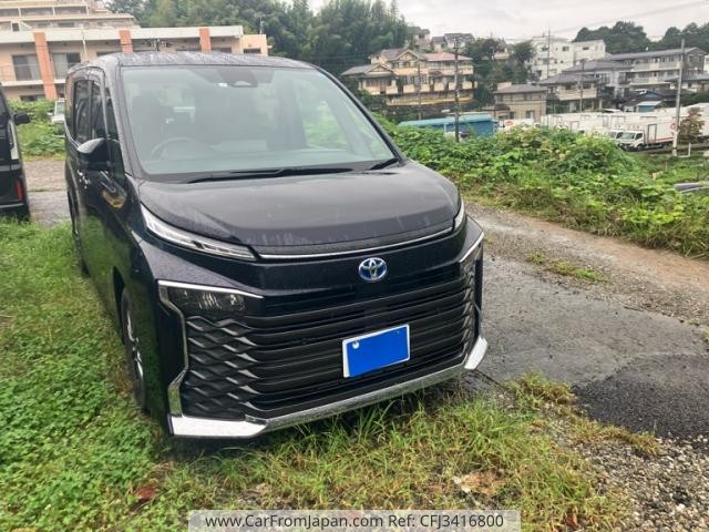 2023 Toyota Voxy, 14 500 km, dovoz Japonsko — foto 1