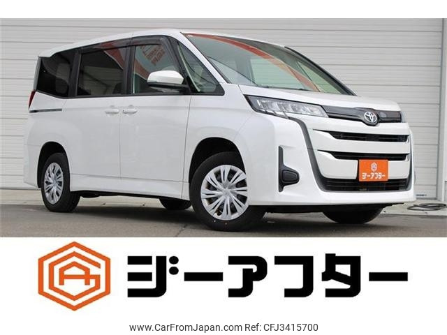 2023 Toyota Noah, 102 000 km, dovoz Japonsko — foto 1