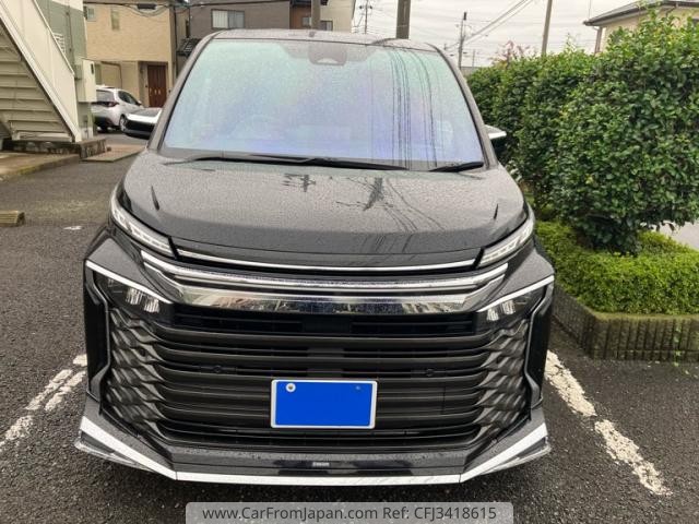 2023 Toyota Voxy, 77 100 km, dovoz Japonsko — foto 1