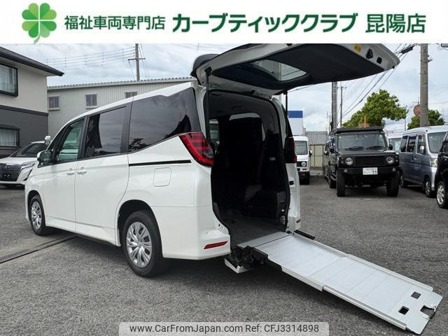 2022 Toyota Noah, 31 900 km, dovoz Japonsko — foto 1
