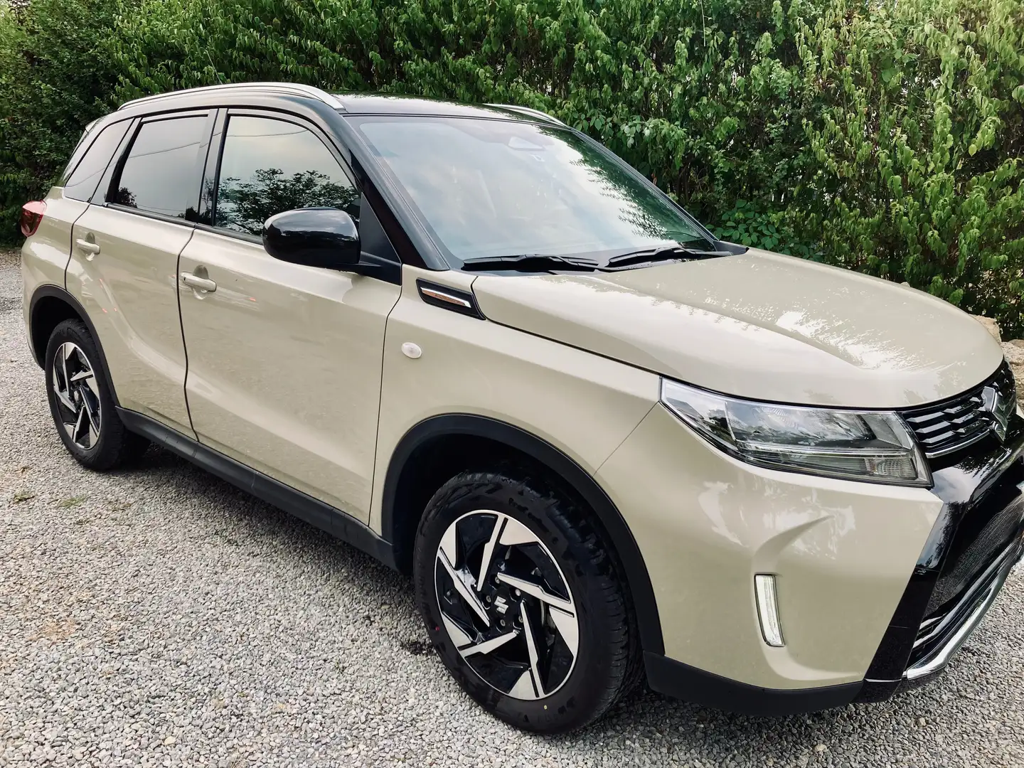2026 Suzuki Vitara, béžová, 7 000 km, Belgicko — foto 4 z 10