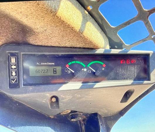 John Deere 332E, dovoz USA — foto 11 z 12