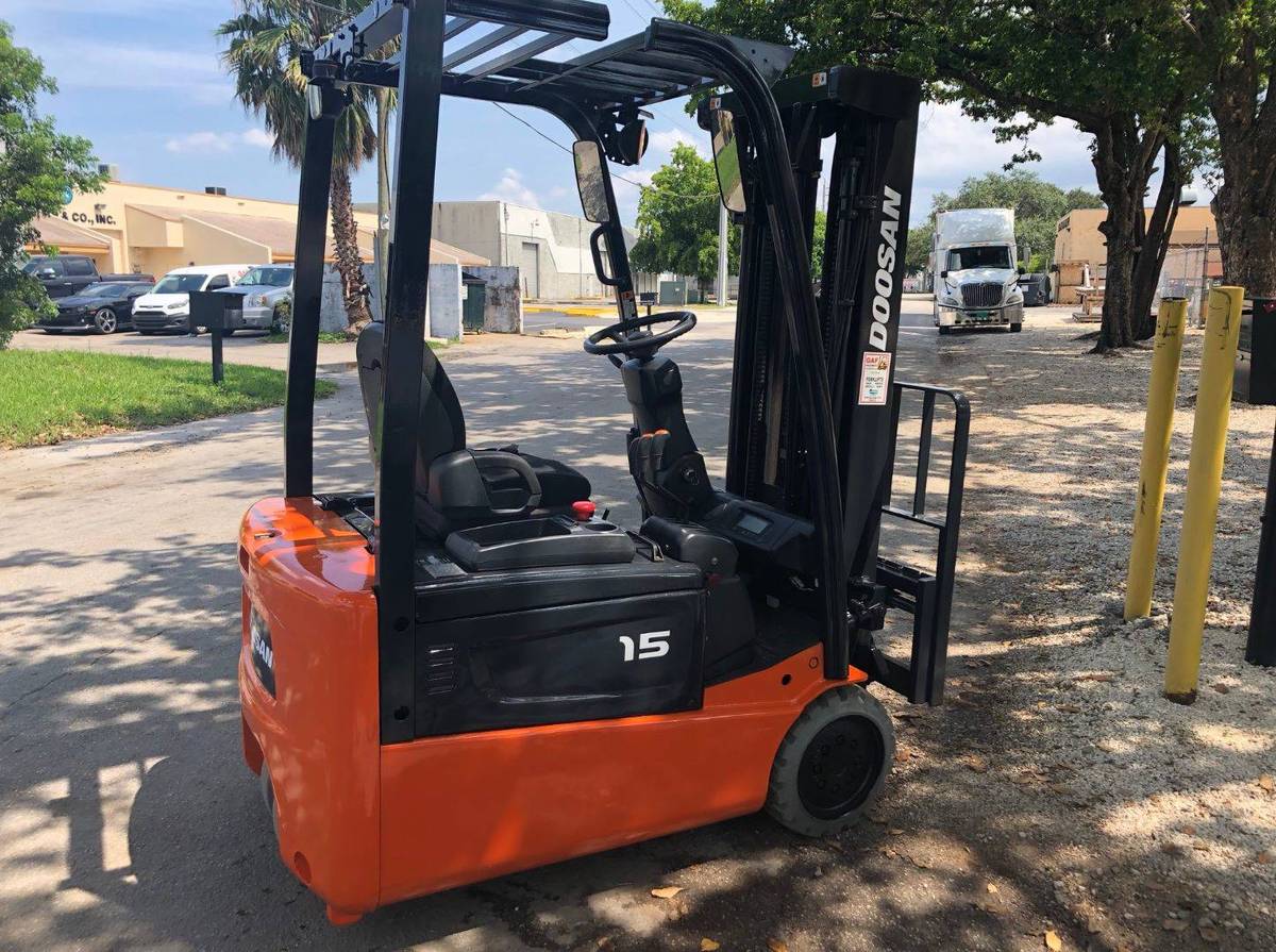 Doosan FORKLIFT, dovoz USA — foto 1 z 3 Doosan FORKLIFT, dovoz USA — foto 1 z 3