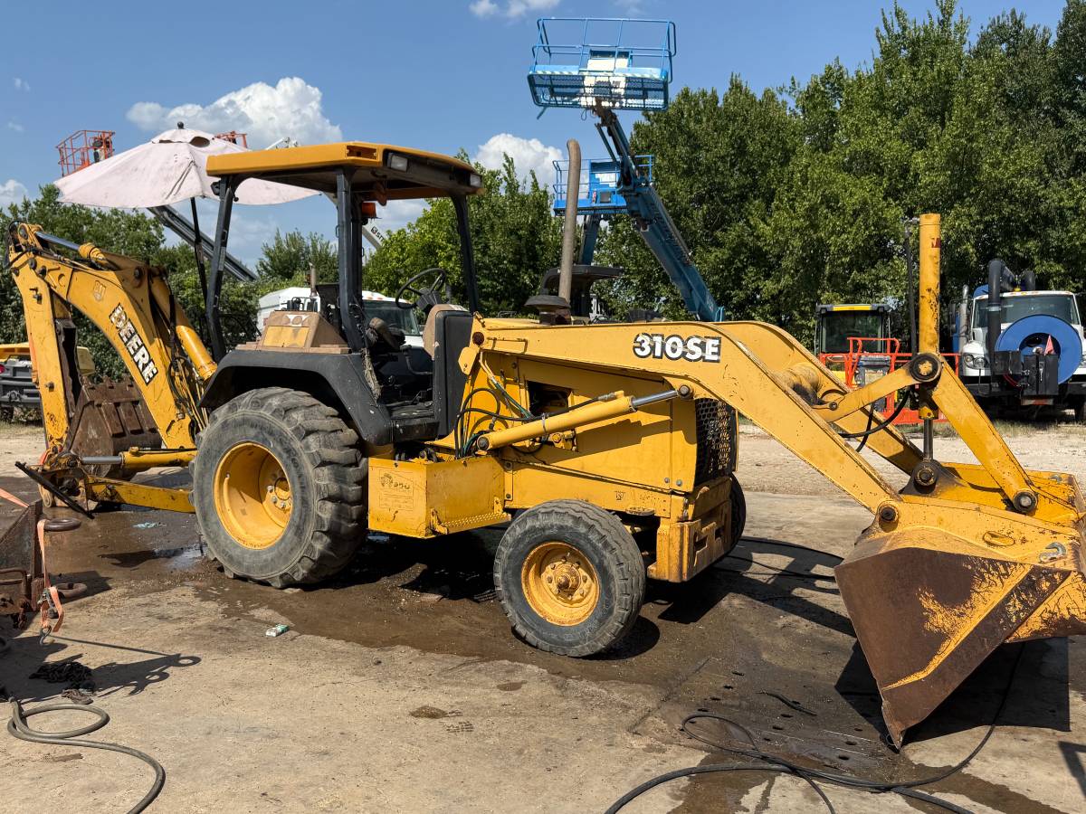 John Deere BACKHOE, dovoz USA — foto 1 z 12 John Deere BACKHOE, dovoz USA — foto 1 z 12