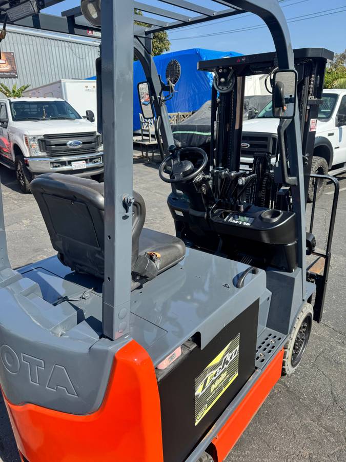 Toyota ELECTRIC, dovoz USA — foto 2 z 3