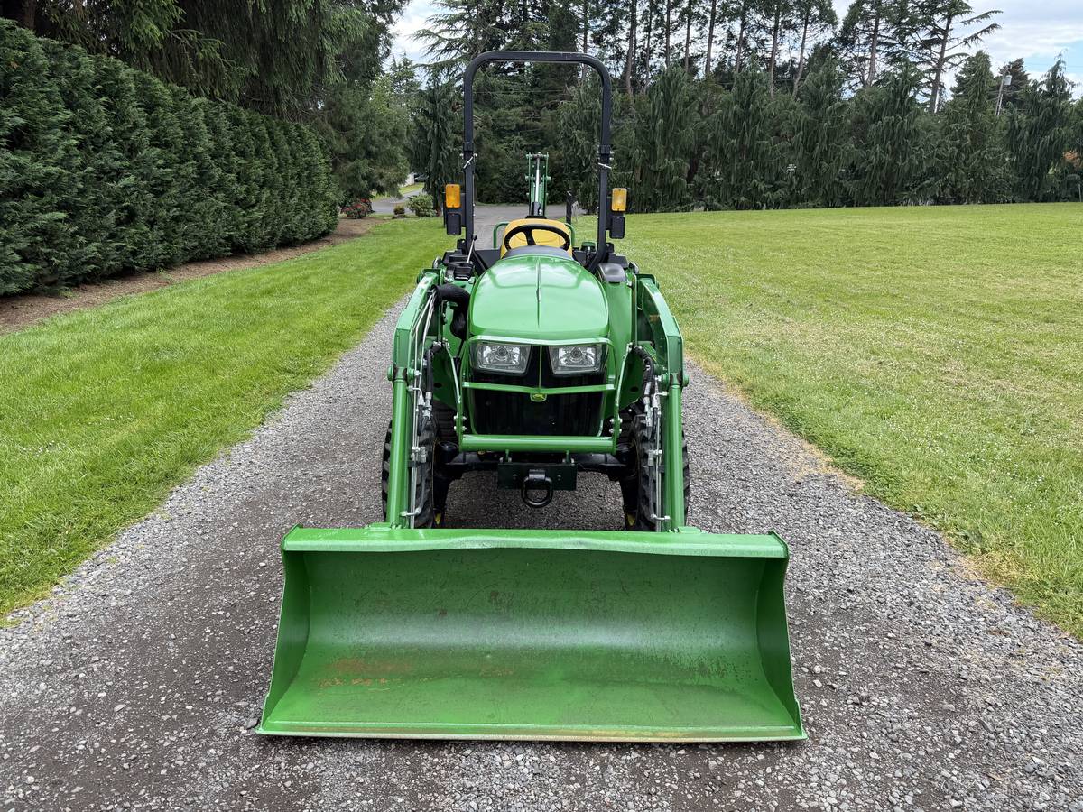 John Deere 3032E, dovoz USA — foto 9 z 12