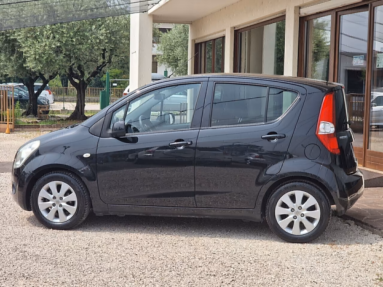 2035 Suzuki, 144 000 km, Taliansko — foto 6 z 22