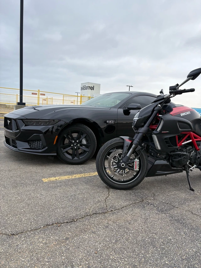2011 Ducati, 17 000 km, dovoz Kanada — foto 1