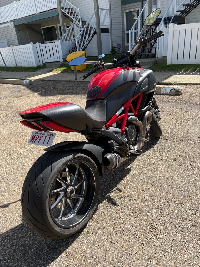 2011 Ducati, 17 000 km, dovoz Kanada — foto 4 z 5
