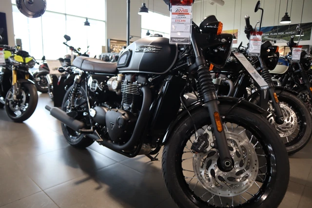 2026 Triumph, čierna, dovoz Kanada — foto 1 | AMECAR 2026 Triumph, čierna, dovoz Kanada — foto 1