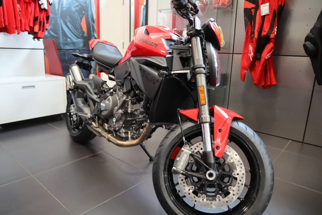 2026 Ducati, červená, dovoz Kanada — foto 1