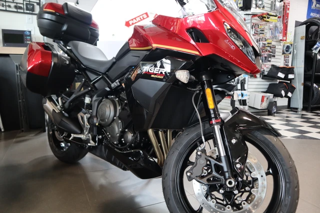 2026 Triumph, červená, dovoz Kanada — foto 1 | AMECAR 2026 Triumph, červená, dovoz Kanada — foto 1