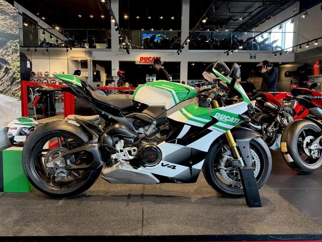 2025 Ducati, 1 km, dovoz Kanada — foto 1 | AMECAR 2025 Ducati, 1 km, dovoz Kanada — foto 1