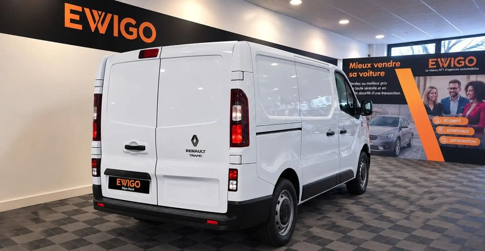 2026 Renault Trafic, modrá, 10 km, Francúzsko — foto 2 z 6