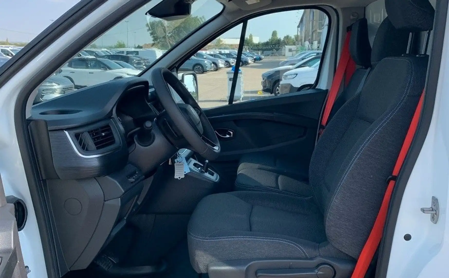 2026 Renault Trafic, modrá, 10 km, Francúzsko — foto 5 z 6