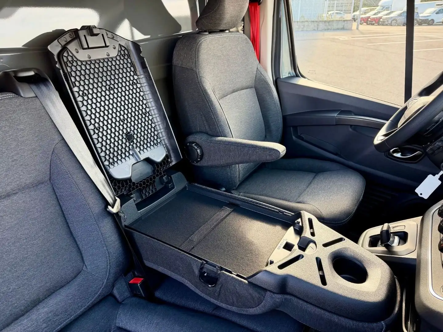 2026 Renault Trafic, červená, 10 km, Francúzsko — foto 6 z 12
