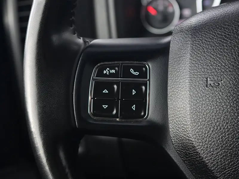 2023 RAM 1500 Classic, sivá, 46 869 km, dovoz Kanada — foto 10 z 12