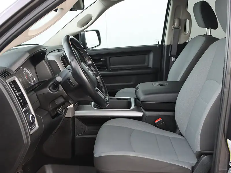 2023 RAM 1500 Classic, sivá, 46 869 km, dovoz Kanada — foto 6 z 12