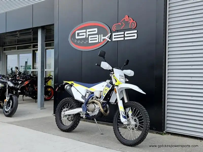 2023 Husqvarna FE 501 S, biela, 3 370 km, dovoz Kanada — foto 1