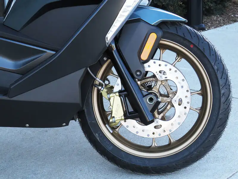 2026 BMW C 400 GT, modrá, 0 km, dovoz Kanada — foto 11 z 12