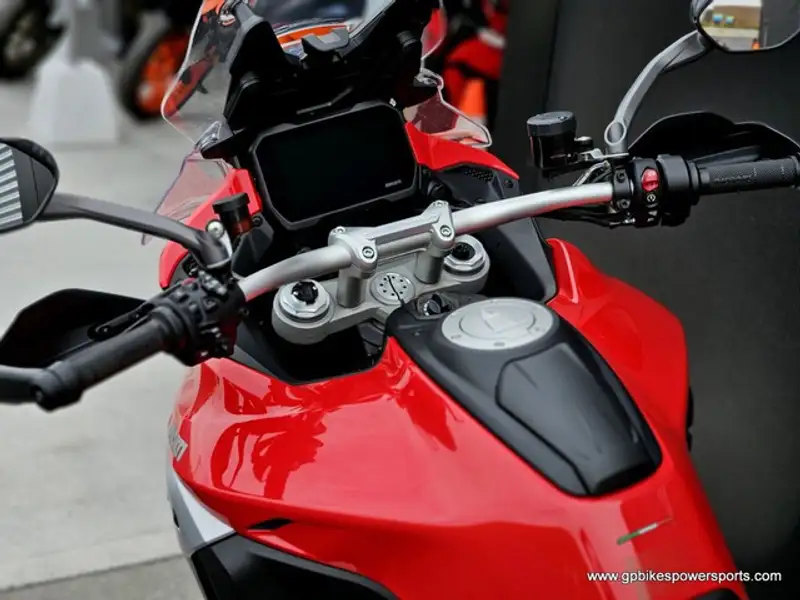 2024 Ducati Unspecified, červená, 0 km, dovoz Kanada — foto 9 z 12