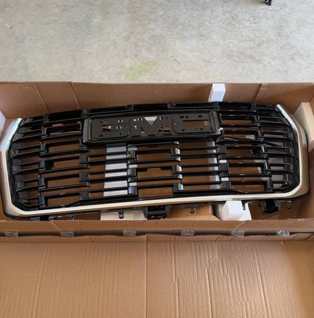 GMC Yukon Denali Ultimate Grille + Chrome Surround Gloss Black OE nový, čierna, dovoz USA — foto 1 | AMECAR GMC Yukon Denali Ultimate Grille + Chrome Surround Gloss Black OE nový, čierna, dovoz USA — foto 1