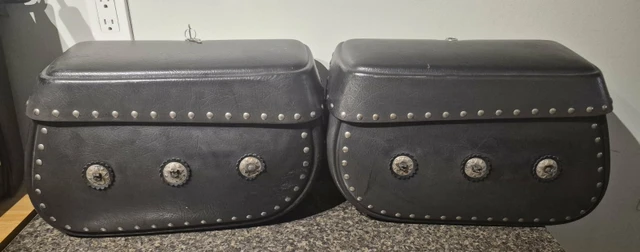 Honda Magna Vf750c Leatherlyke Hard Saddlebags – Mounts & Keys, dovoz Kanada — foto 1 | AMECAR Honda Magna Vf750c Leatherlyke Hard Saddlebags – Mounts & Keys, dovoz Kanada — foto 1