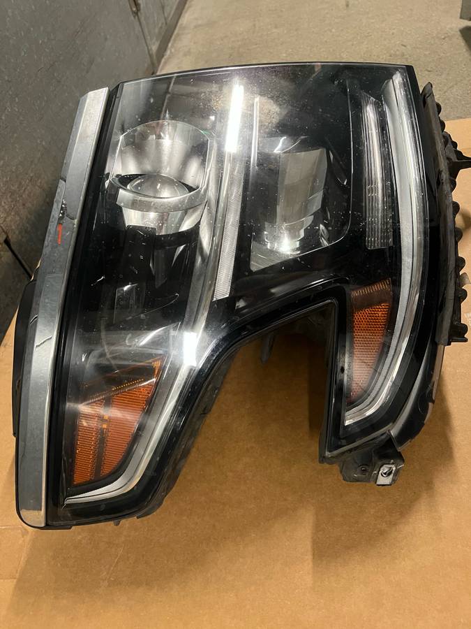2015-2020 Chevrolet Tahoe Suburban pravý pravá strana Xenon HID světlomet OE, dovoz USA — foto 1 z 12 2015-2020 Chevrolet Tahoe Suburban pravý pravá strana Xenon HID světlomet OE, dovoz USA — foto 1 z 12