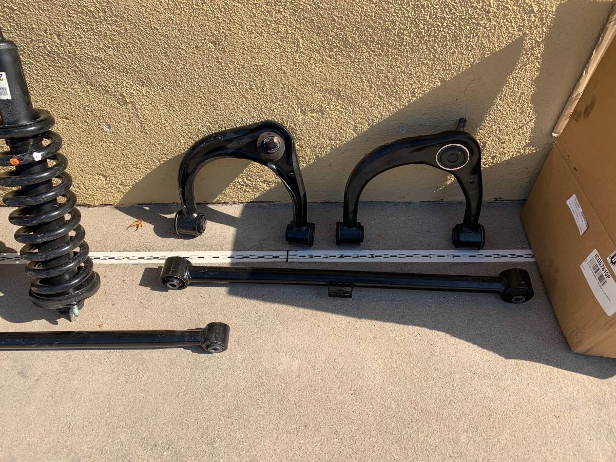 Brand nový Toyota 4Runner TRD Suspension parts, dovoz USA — foto 3 z 6