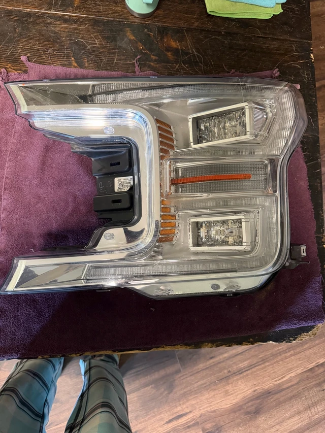 drivers side světlomet 2019 F150 LED, OE, červená, dovoz Kanada — foto 1 z 5 drivers side světlomet 2019 F150 LED, OE, červená, dovoz Kanada — foto 1 z 5