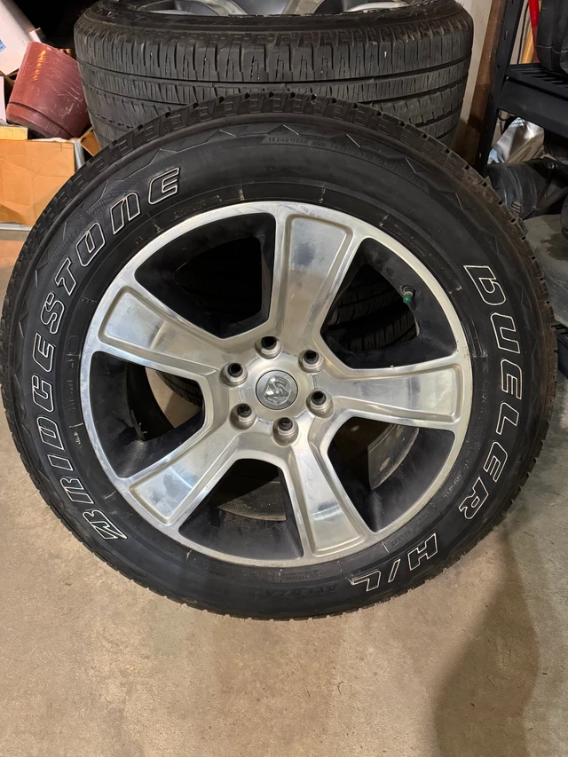 OE RAM 1500 20” Wheels & Bridgestone Tires – 275/55R20, červená, dovoz Kanada — foto 1 | AMECAR OE RAM 1500 20” Wheels & Bridgestone Tires – 275/55R20, červená, dovoz Kanada — foto 1