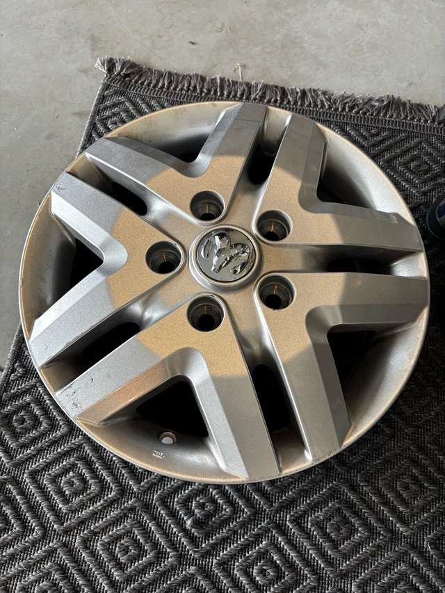 Selling 3 × 16" RAM ProMaster 3500 OE Aluminum Rims (rims only), dovoz Kanada — foto 1