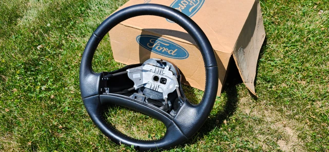 Ford Leather Steering Wheel, dovoz Kanada — foto 1 | AMECAR Ford Leather Steering Wheel, dovoz Kanada — foto 1
