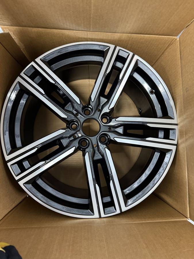 BMW OE 19" Rims. 5 Rims - 2 přední, 3 zadní from 2023 M850ix, dovoz USA — foto 1 z 9 BMW OE 19" Rims. 5 Rims - 2 přední, 3 zadní from 2023 M850ix, dovoz USA — foto 1 z 9