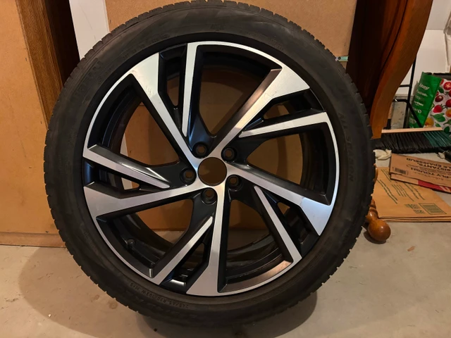 Volvo XC40 Pirelli Tires + OE Rims — $1,200, dovoz Kanada — foto 1 z 2 Volvo XC40 Pirelli Tires + OE Rims — $1,200, dovoz Kanada — foto 1 z 2