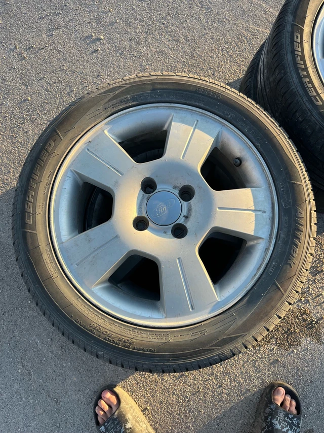 Ford Focus Original Rims with 205 50 R16 Tires, dovoz Kanada — foto 1 z 5 Ford Focus Original Rims with 205 50 R16 Tires, dovoz Kanada — foto 1 z 5