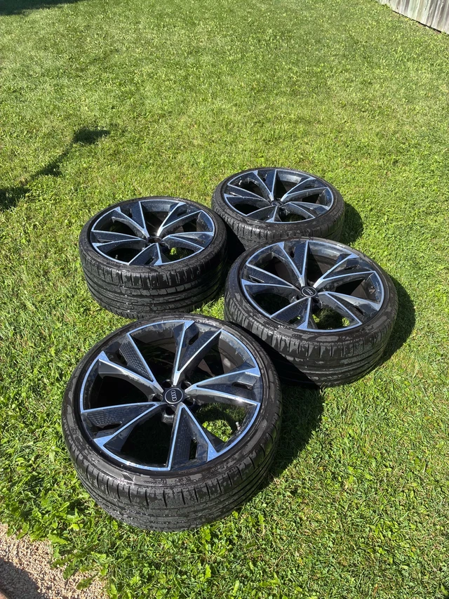 OE Genuine 22" 2021 Audi RS7 Black Optics Rims. Pirelli tires, čierna, dovoz Kanada — foto 1