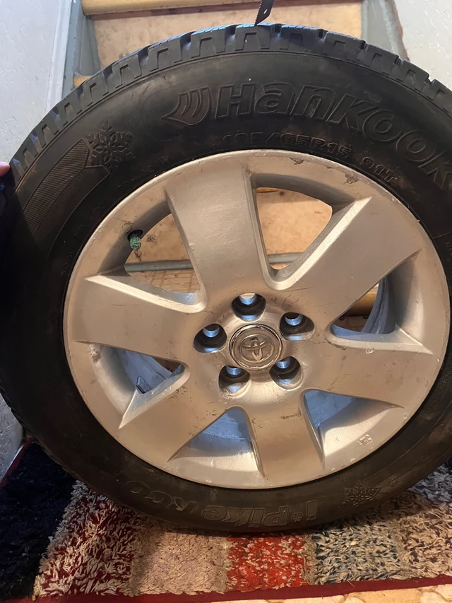 Hankook Winter Tires 195/65R15 on Toyota Alloy Rims – sada 4, dovoz Kanada — foto 1