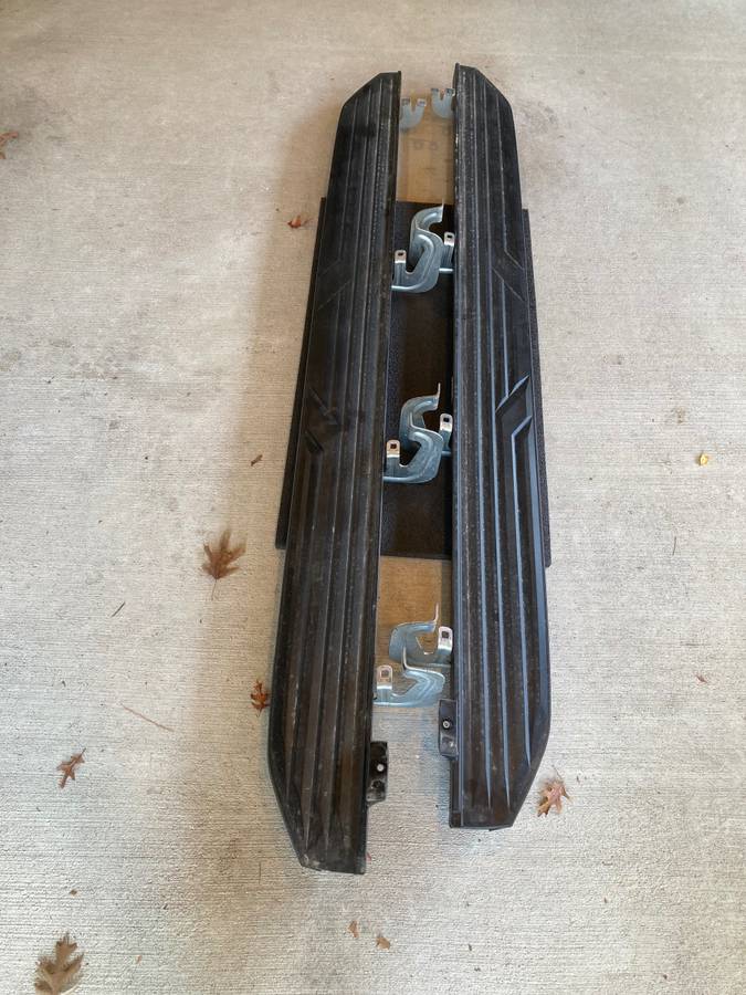 OE Steps for GMC Yukon XL, dovoz USA — foto 1 | AMECAR OE Steps for GMC Yukon XL, dovoz USA — foto 1