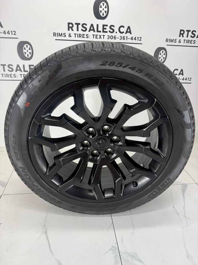 285/45/22 Pirelli Tires 22 inch Ram 1500 Rims 6x139 demontovaný, dovoz Kanada — foto 1