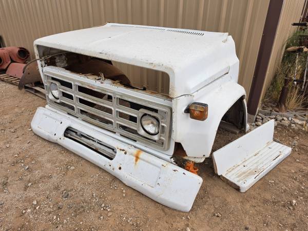 komplet předek: nárazník, blatníky, kapota, mřížka — OE 1973-1987 GMC Large Truck přední End, dovoz USA — foto 1